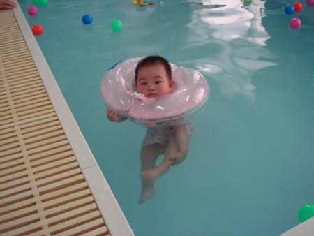 宁宁第一次游泳